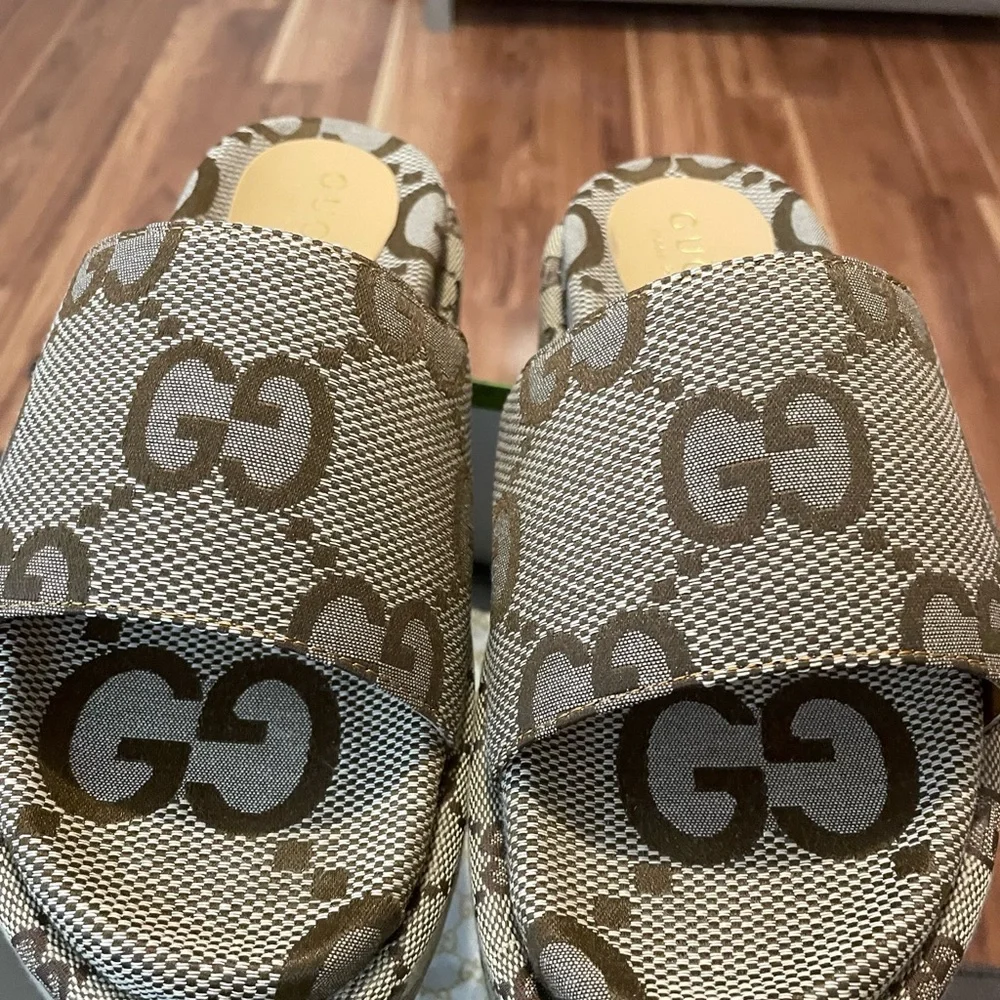 Sandals. - Picture 1 of 8